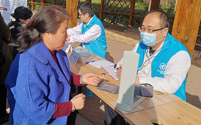 【学雷锋日】万象城app·平台（中国）官方下载,举办“爱满京城，牵手智慧家医”志愿服务活动(图5)